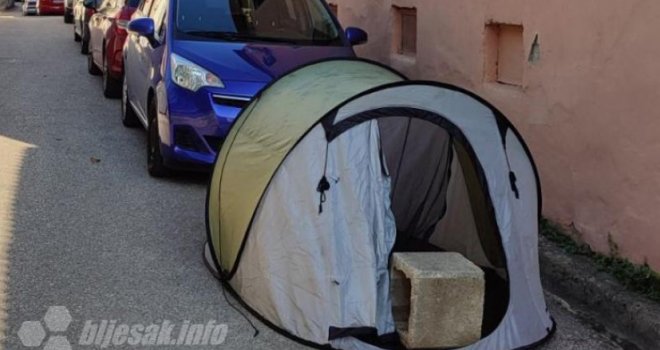 Samo u BiH: Šatorom 'čuvaju' parking mjesta, šta rade nadležni?