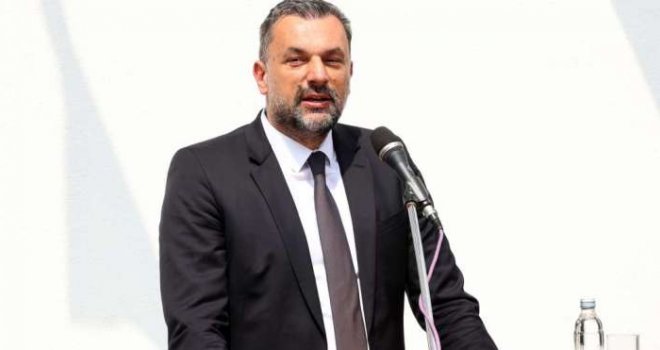 Sjedne grupa ublehaša na pivu i skonta foru, u vatru gurnu Komšićevog savjetnika Slavena Kovačevića... I sad im kriva Trojka!