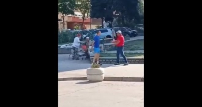 Šta se tu desilo? Mlađi muškarac u centru grada odjednom fizički nasrnuo na starijeg prodavača knjiga