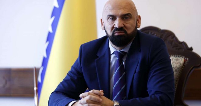 Isak odgovorio Martinoviću da i dalje smatra kako je sjednicu trebao nastaviti