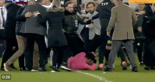 Užasne scene iz Turske: Fudbalskog sudiju pretukli na terenu, cipelarili ga pred hiljadama ljudi