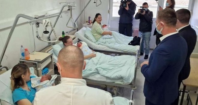 'Takvo nešto još nisam doživio u svojoj praksi': Blizanke rođene u različitim godinama, samo minuta ih dijeli... 