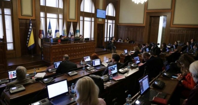 Ko će sjesti u gradonačelničku fotelju: NiP-ovac ili SDA-ov Kapidžić?