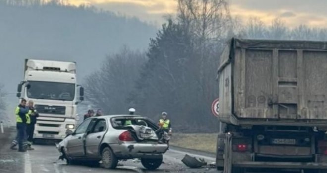 Teška nesreća na M-17: Sudar dva kamiona i auta, saobraćaj obustavljen, ima povrijeđenih...