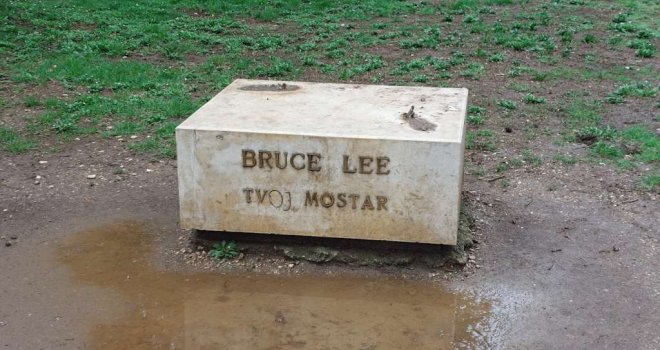 Ostalo samo postolje: Nestao kip Brucea Leeja iz mostarskog parka, 'ispario' tokom noći
