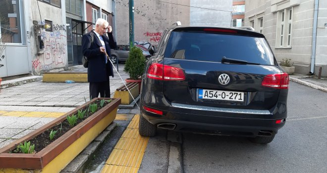 Bahati Sarajlija namjerno blokirao ulaz i stao na taktilne vodilice za slijepe i slabovidne osobe