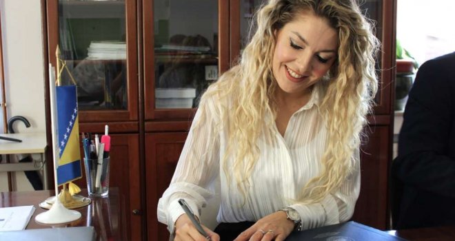 Ministrici u Vladi KS Adni Mesihović ukinut pritvor, brani se sa slobode