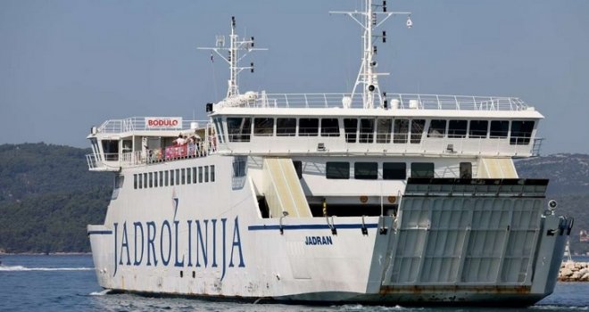 Drama na Jadranu: Putnica pala i polomila se na trajektu, srušila se s gornje na donju platformu
