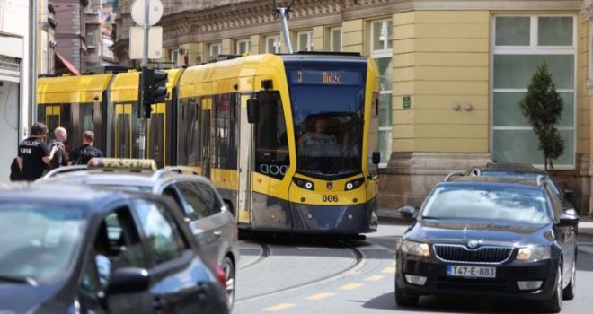 ‘Kao da smo na rivi, a ne na Baščaršiji!‘: Pogledajte 'dalmatinski nastup' u sarajevskom tramvaju