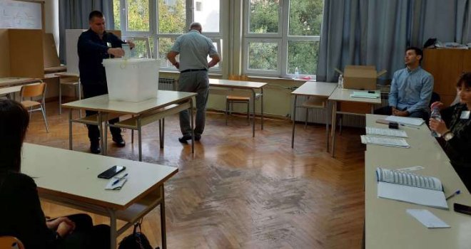 Šta se dešava u RS-u na dan izbora: Brojna biračka mjesta bez struje, nema ni interneta...