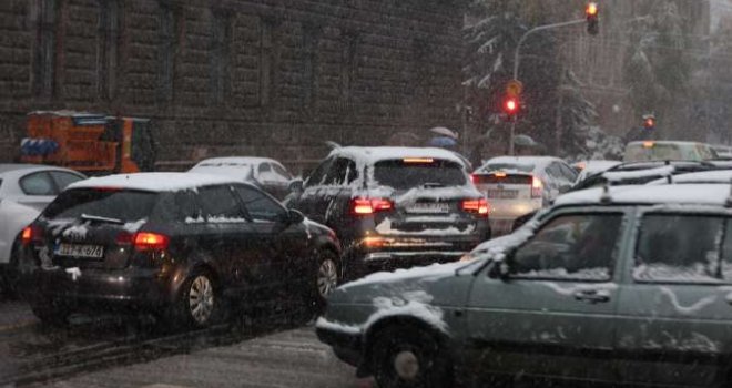 Snijeg paralizovao Sarajevo: Vozači u problemima, ne rade semafori na raskrsicama...