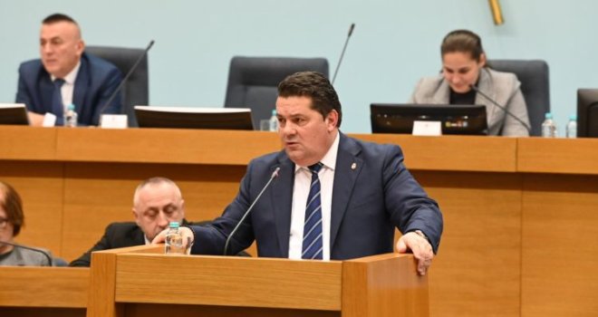 Stevandić izbacio Vukanovića i nazvao ga primitivcem, on mu poručio da je seoski nasilnik