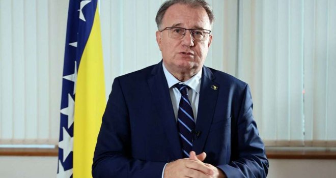 Moj stav je jasan - izlaz iz ove krize je u potpunom uklanjanju iz vlasti onih koji ruše temelje ove države!