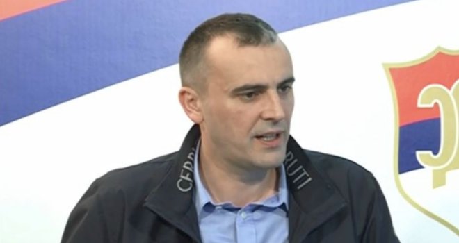 Oglasio se i Babalj o rezervnom sastavu policije u RS-u: 'Onaj ko svom narodu, umjesto olovke, u ruku stavlja pušku opasan je!'