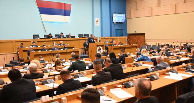 Burno na sjednici NSRS: 'Pokušava se prisiliti banke da posluju sa licima koja su pod sankcijama'
