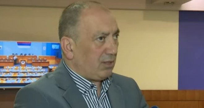 Crnadak uz stihove pjesme Zabranjenog pušenja opisao saslušanje Dodika: Para vrti tamo gdje burgija ne može