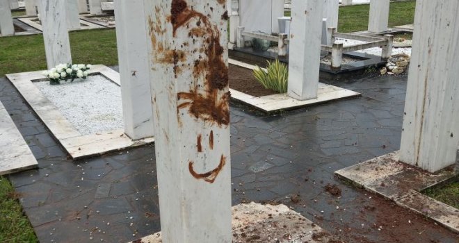 Vandalizam na Šehidskom mezarju u BiH: Oštećeni nišani i počupano cvijeće