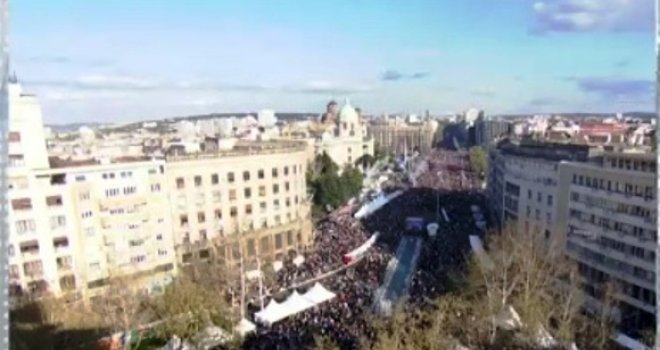 Veliki Vučićev skup u Beogradu: Nastupa notorni pjevač, peku se pljeskavice, građani SNS-ovcima mašu novčanicama...