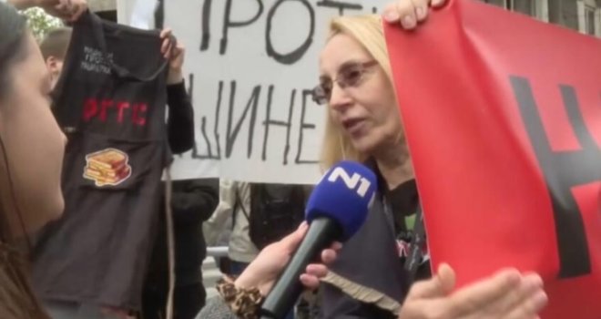 Urednica na RTS-u izašla iz zgrade i pridružila se studentima: 'Ovo je naš protest...'
