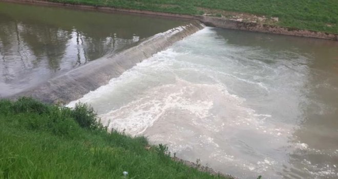 Užasan miris iz Miljacke uznemirio građane: Šta to ističe iz cijevi na Vilsonovom!?