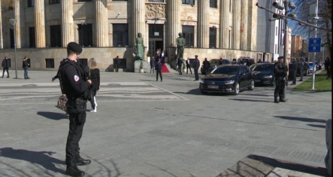 Dodikova politika direktno šteti RS: Duge cijevi ispred Palate nisu nešto što turisti vole da vide