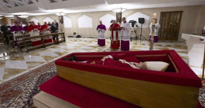 Vatikan objavio fotografije tijela pape Franje: Drveni kovčeg, brojanica i liturgijska kapa...