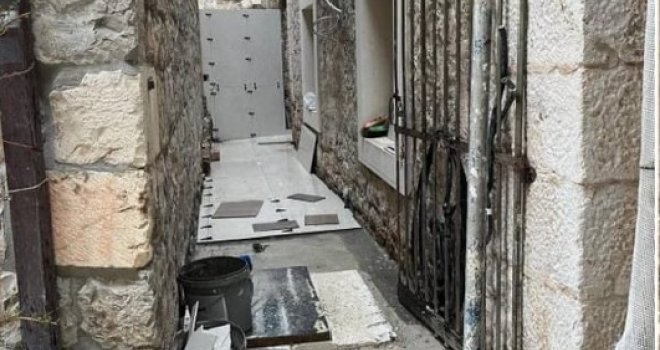 Nevjerojatne scene iz Makarske: Iznajmljivač uličicu  počeo  pregrađivati u apartman i WC-e?