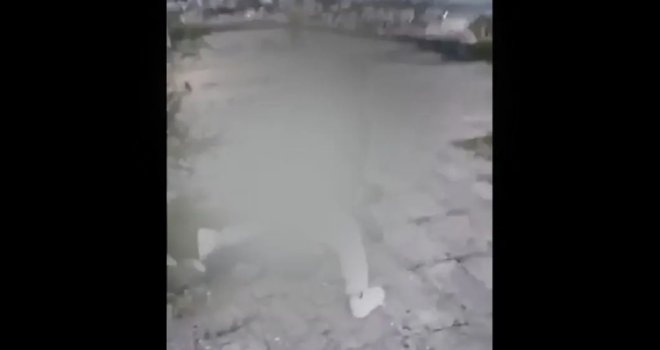 Horor u BiH, ovakve scene sve su češće: Djevojčica tukla djevojčicu, druge sve snimale... Niko nije htio da joj pomogne!