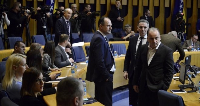 Osam delegata, uključujući i Srbe, traže da se prvo raspravi smjena Špirića, Košarca i Amidžića, pa sve ostalo