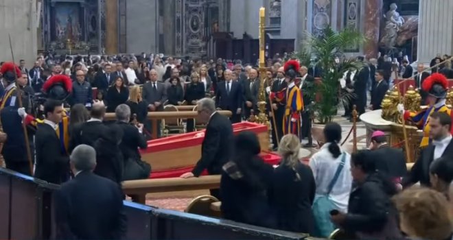 Stroga pravila odijevanja za sprovod pape Franje: Crna boja obavezna, haljina ispod koljena, od nakita samo biseri...