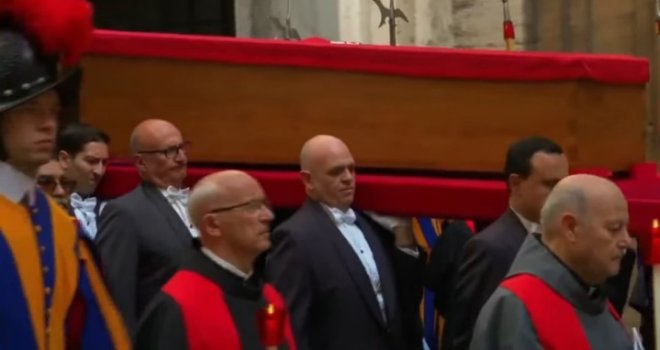 Procesija s papinim lijesom duga 6 kilometara: Papa Franjo po svojoj želji pokopan u bazilici svete Marije Velike u Rimu