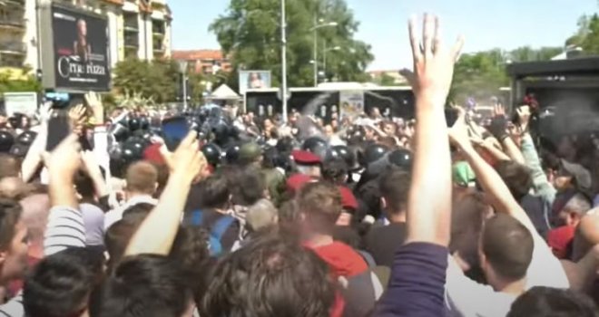 Haos u Novom Sadu: Policija pendrecima i suzavcem udarila na studente, ima povrijeđenih