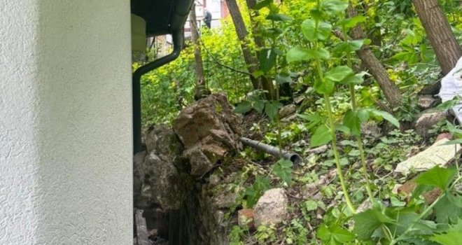 Građani Mahmutovca u strahu: Stijena pala na porodičnu kuću!