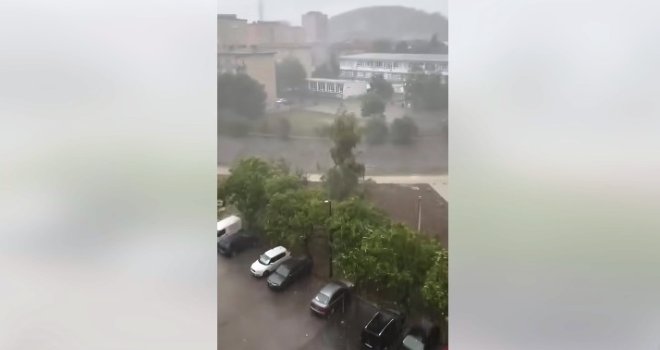 Oluja se bliži, Tuzlom protutnjalo nevrijeme: Ogromna količina kiše sručila se u trenu na grad
