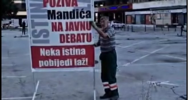 Policija uklonila transparente ispred Narodnog pozorišta, oglasio se i Mandić: Debata je počela