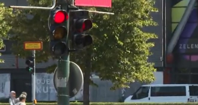 Zeleni talas u Sarajevu postao prošlost: Vozači negoduju, adaptivni semafori još na čekanju