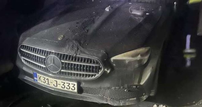 Mercedes totalno izgorio: Zapaljen automobil Dževada Mahmutovića, delegata u Vijeću naroda RS 