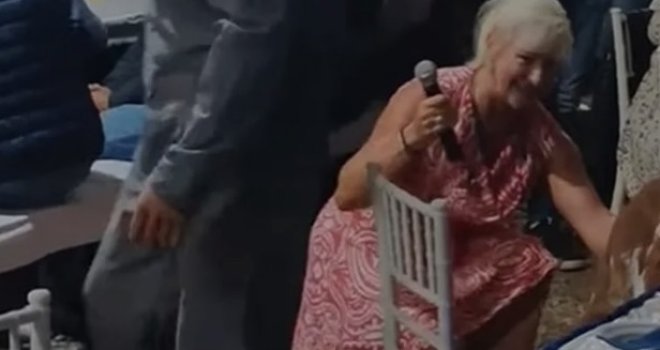 Haos pod šatrom kakav se ne pamti: Nije imao za bakšiš pa pjevačici poklonio OVO... Njena reakcija je hit!