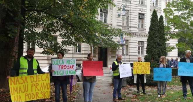 Colibri bez struje i interneta: Roditelji djece s poteškoćama protestuju ispred Vlade KS