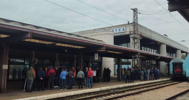 Radnici Željeznica RS obustavili rad: Vozovi ne prevoze putnike i teret