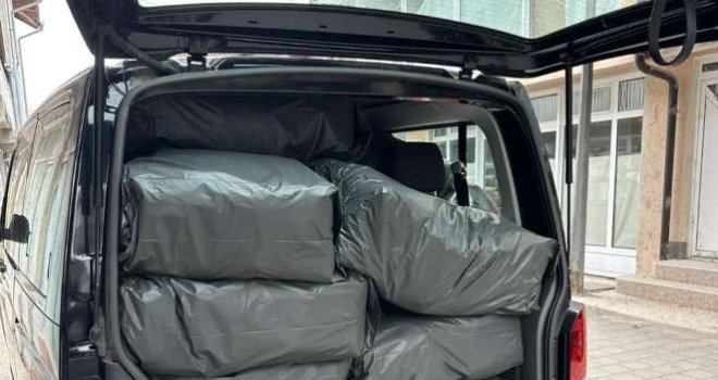 Kad su im pretresli stanove, imali su šta da vide: Pripadnici GP BiH zaplijenili veće količine tekstilne robe, novac, vozila...