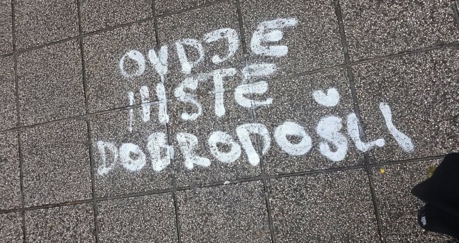 Emina Hodžić Adilović očistila uvredljive grafite ispred sinagoge u Sarajevu