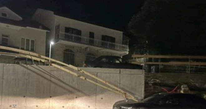 Potpuni haos u bh. gradu zbog nevremena: Vjetar srušio stabla na cestu i kafić, ograda pala na automobil