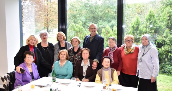 Tradicionalno druženje i zajednički ručak: Bosnalijek ugostio svoje penzionere