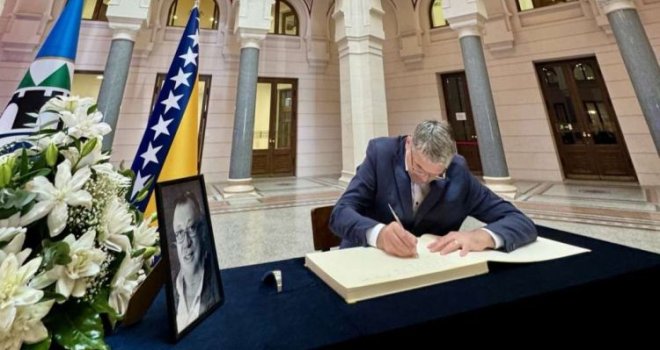 U Vijećnici otvorena knjiga žalosti povodom smrti velikana bh. muzike Halida Bešlića