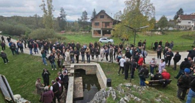 Mještani Knežine okupili se kod Knežak izvora da odaju čast Halidu Bešliću