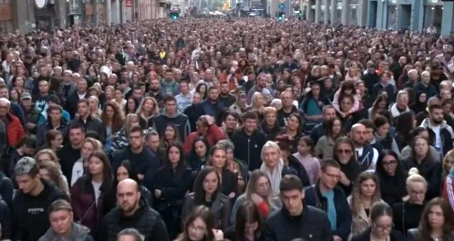 Centar grada zakrčen, hiljade građana ispred Vječne vatre: Sarajevo se oprašta od Halida Bešlića 