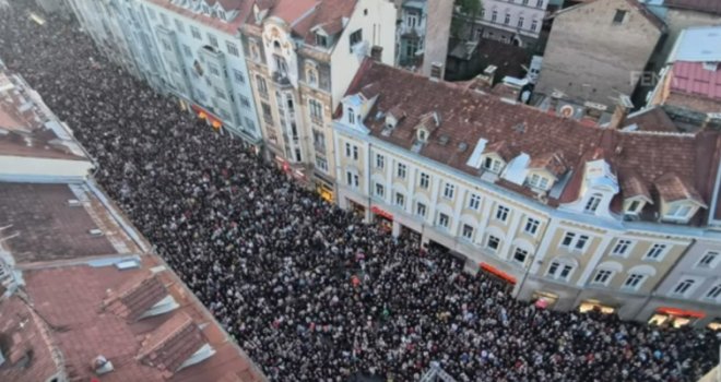 Pogled iz zraka na Sarajevo tokom skupa ispred Vječne vatre: Više od 20.000 ljudi pjevalo je i plakalo zajedno  
