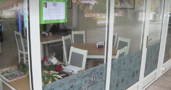 Ostalo je prazno mjesto u sarajevskom kafiću gdje je Halid Bešlić proveo brojna jutra uz kafu i novine...