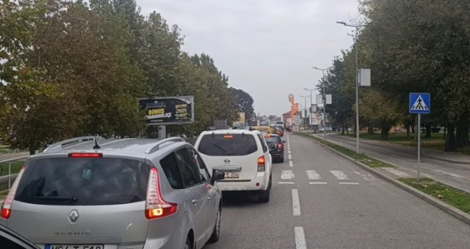 Kolaps na graničnom prelazu BiH zbog novog sistema: Ogorčeni građani u kilometarskim kolonama čekaju na svoj red